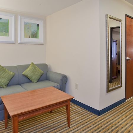 Holiday Inn Express Hotel & Suites Fredericksburg By Ihg Esterno foto