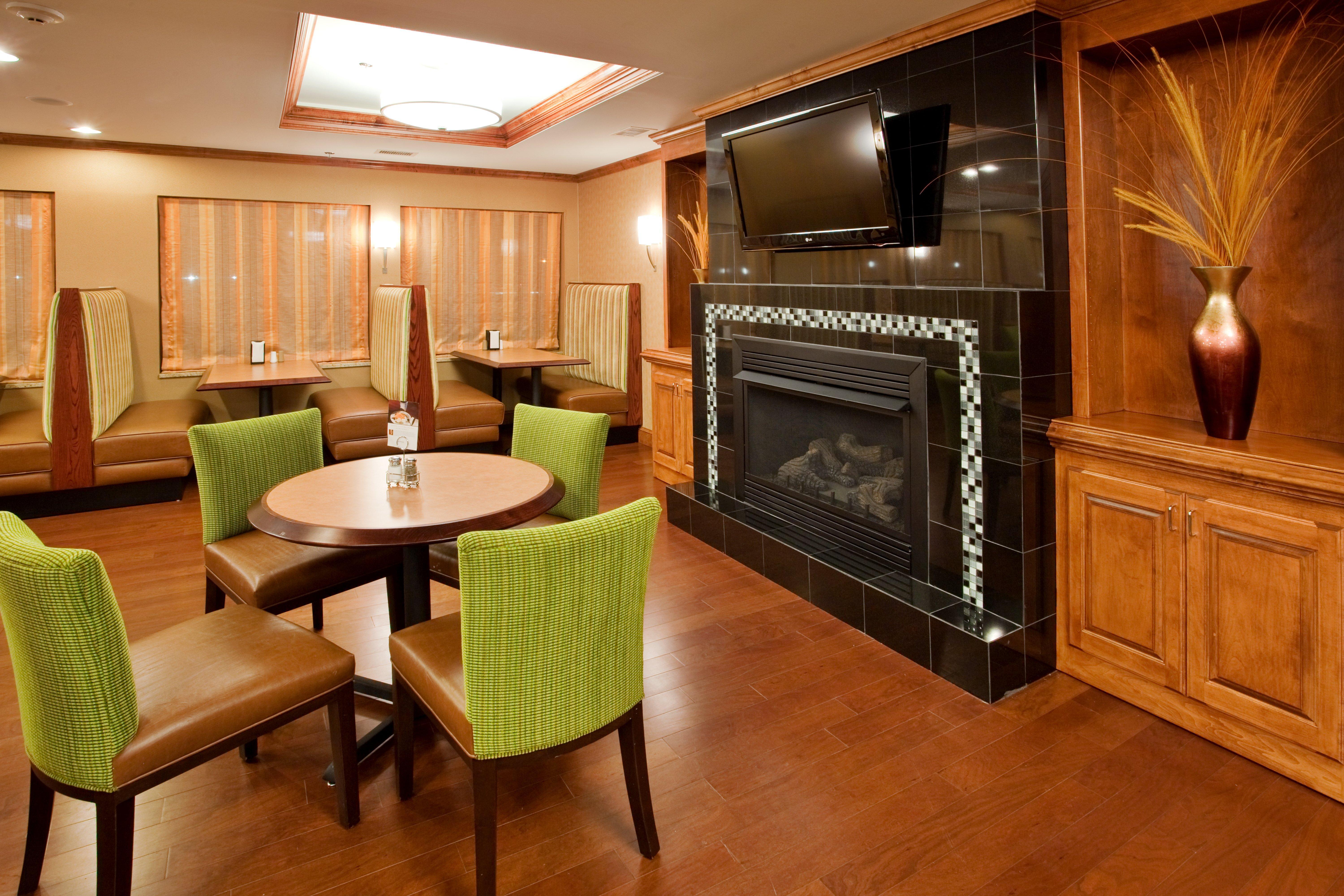 Holiday Inn Express Hotel & Suites Fredericksburg By Ihg Esterno foto