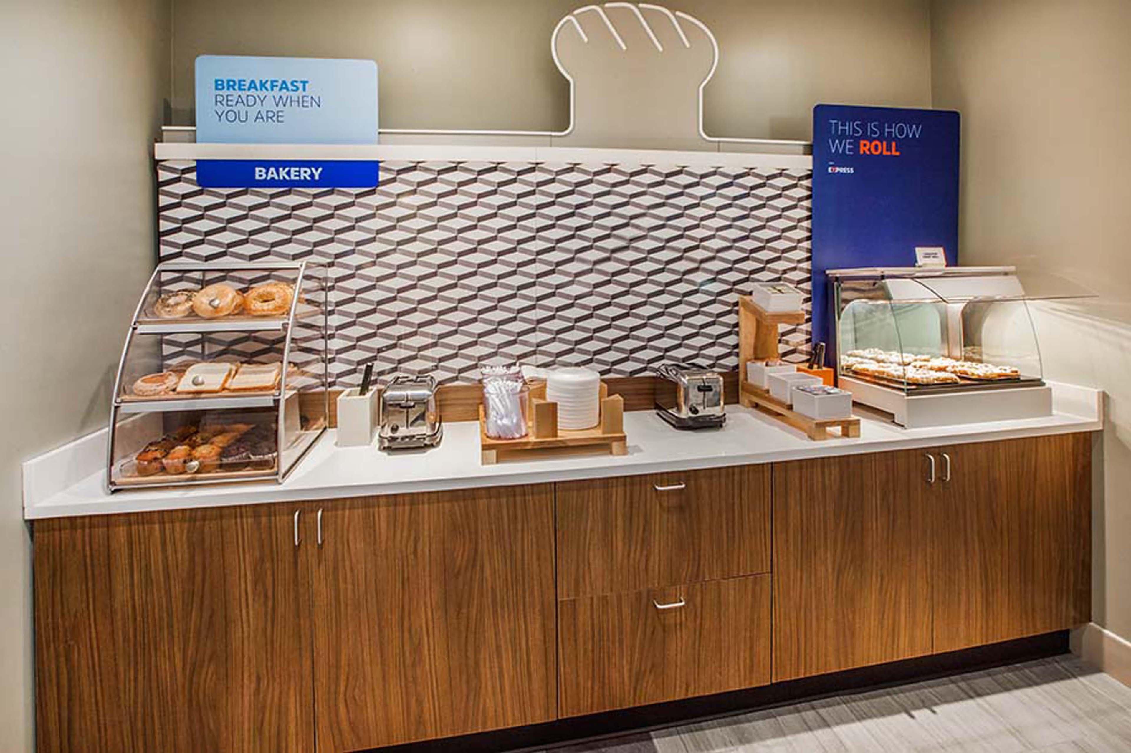 Holiday Inn Express Hotel & Suites Fredericksburg By Ihg Esterno foto
