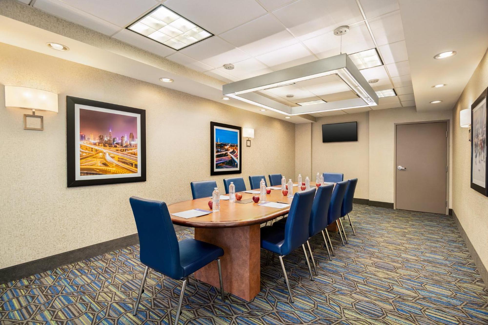 Holiday Inn Express Hotel & Suites Fredericksburg By Ihg Esterno foto
