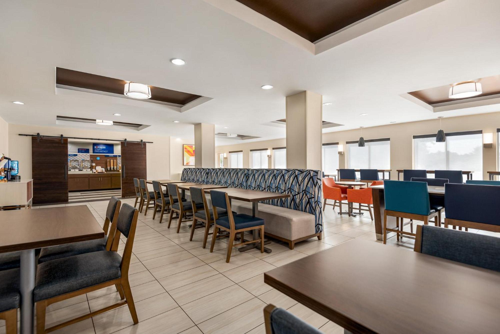 Holiday Inn Express Hotel & Suites Fredericksburg By Ihg Esterno foto