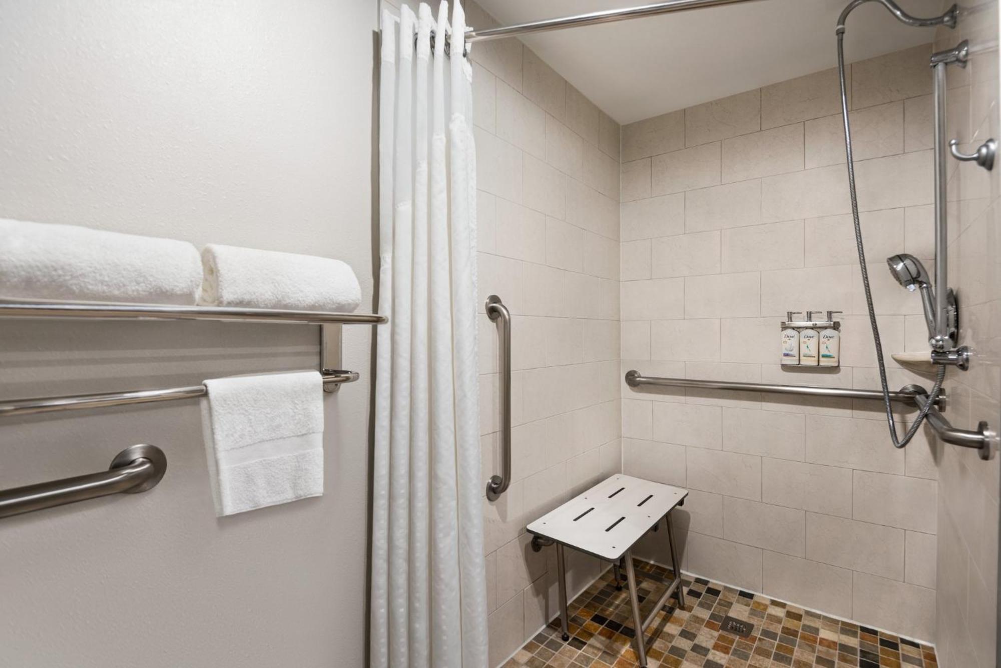 Holiday Inn Express Hotel & Suites Fredericksburg By Ihg Esterno foto