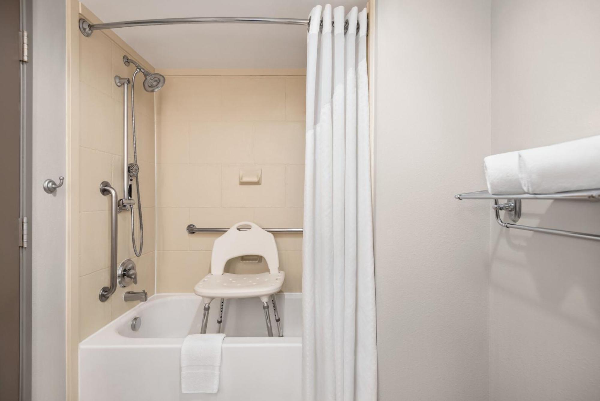 Holiday Inn Express Hotel & Suites Fredericksburg By Ihg Esterno foto