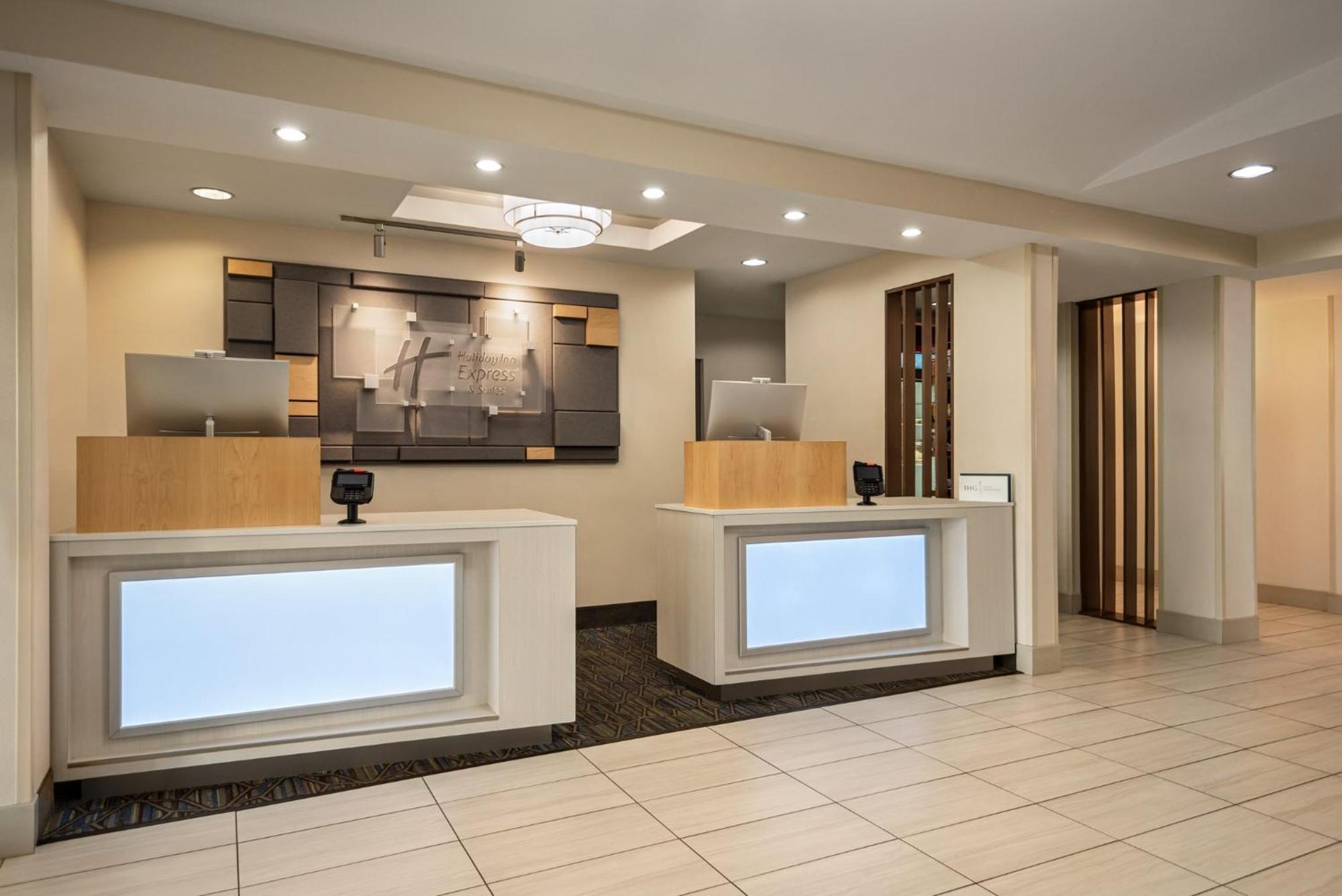 Holiday Inn Express Hotel & Suites Fredericksburg By Ihg Esterno foto