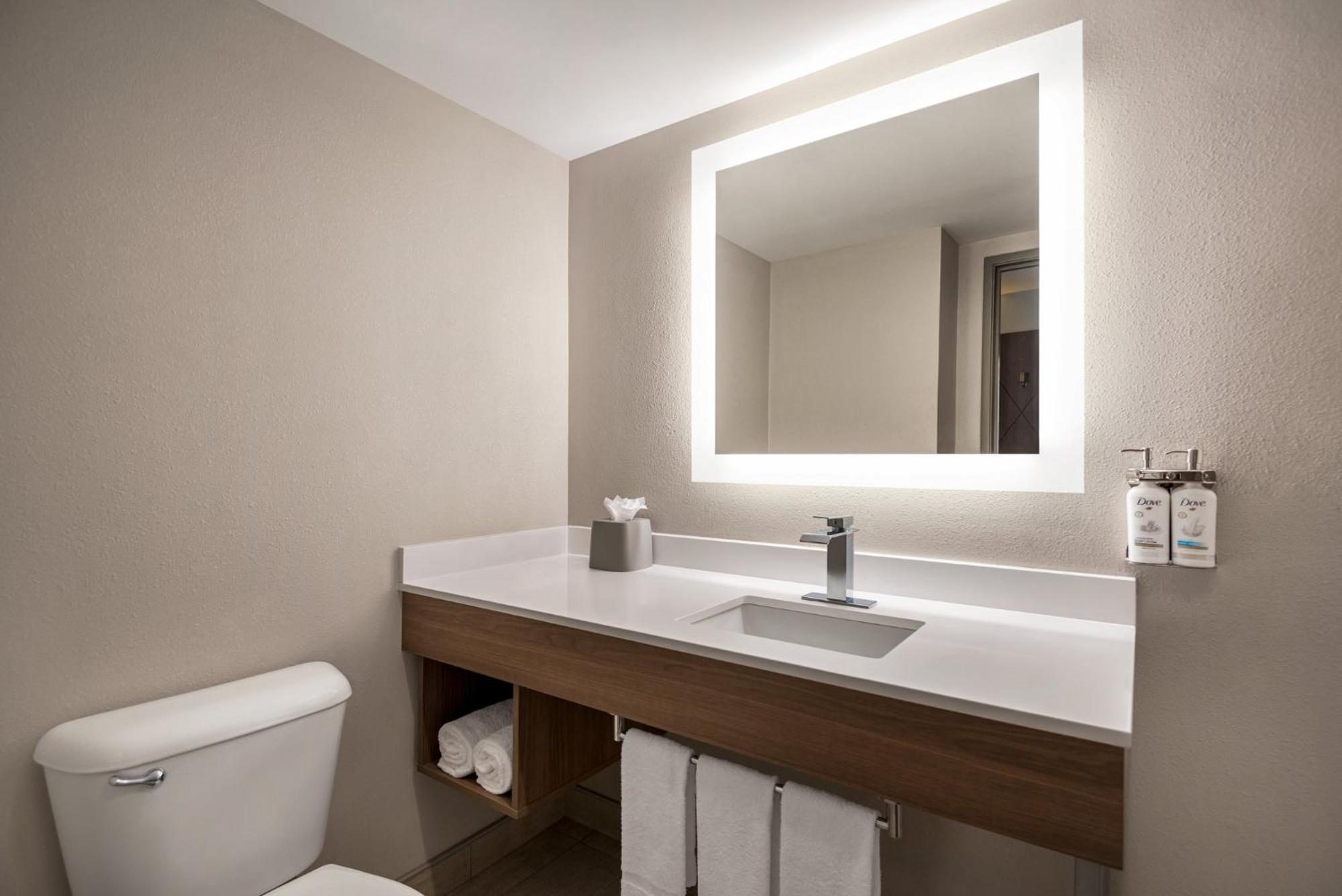 Holiday Inn Express Hotel & Suites Fredericksburg By Ihg Esterno foto