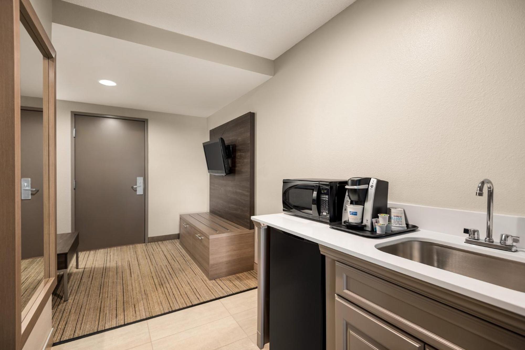 Holiday Inn Express Hotel & Suites Fredericksburg By Ihg Esterno foto