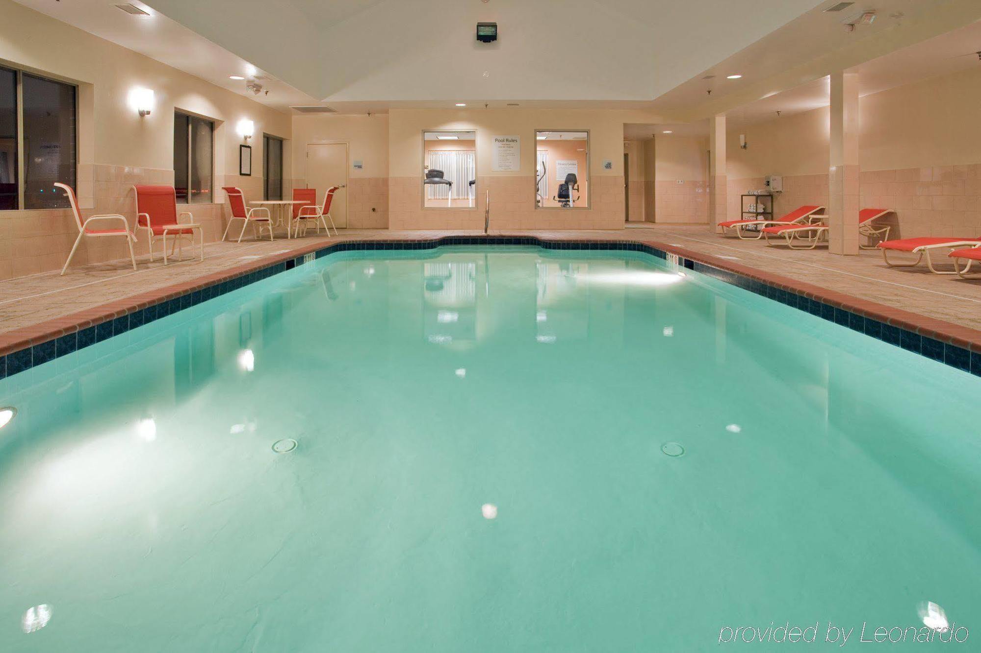 Holiday Inn Express Hotel & Suites Fredericksburg By Ihg Esterno foto